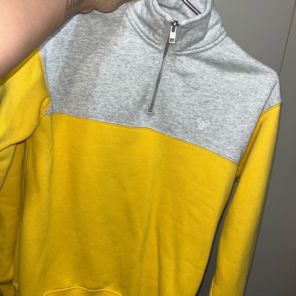Bumble Bee TNA quarter zip up